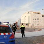 Agentes de policía acompañan a los responsables de seguridad en sus rondas en Navalcarnero