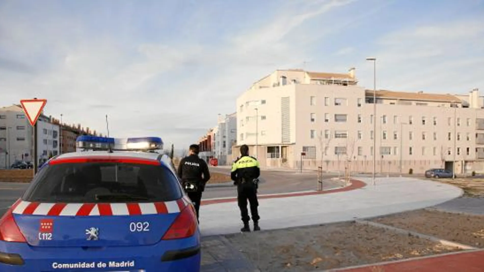 Agentes de policía acompañan a los responsables de seguridad en sus rondas en Navalcarnero