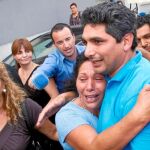 Juan José Cortés, padre de la niña Mari Luz, se abraza a su madre a su salida del juzgado de Instrucción número 4 de Huelva