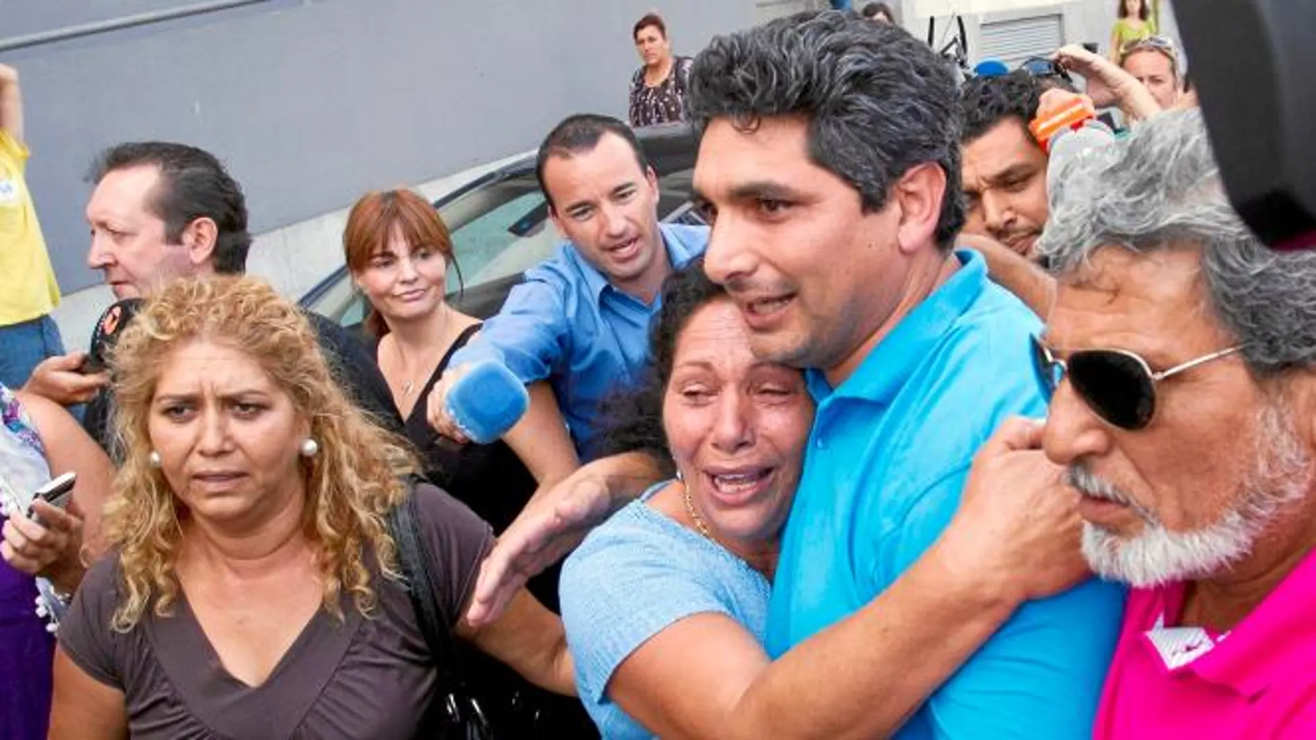 Juan José Cortés, padre de la niña Mari Luz, se abraza a su madre a su salida del juzgado de Instrucción número 4 de Huelva