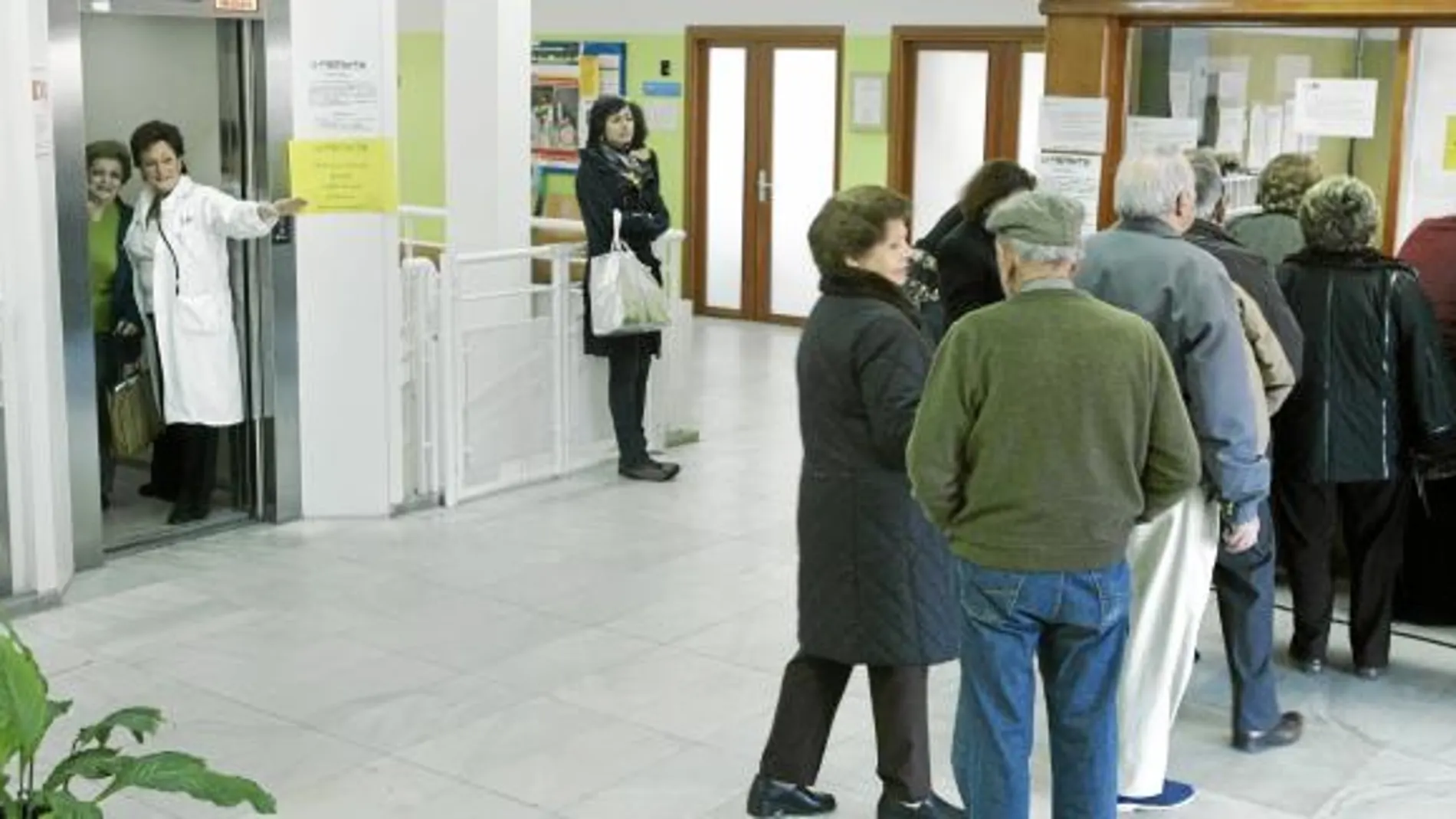 A partir del mes de diciembre la libre elección de médico se extenderá a los hospitales después de implantarse ayer en los centros de salud