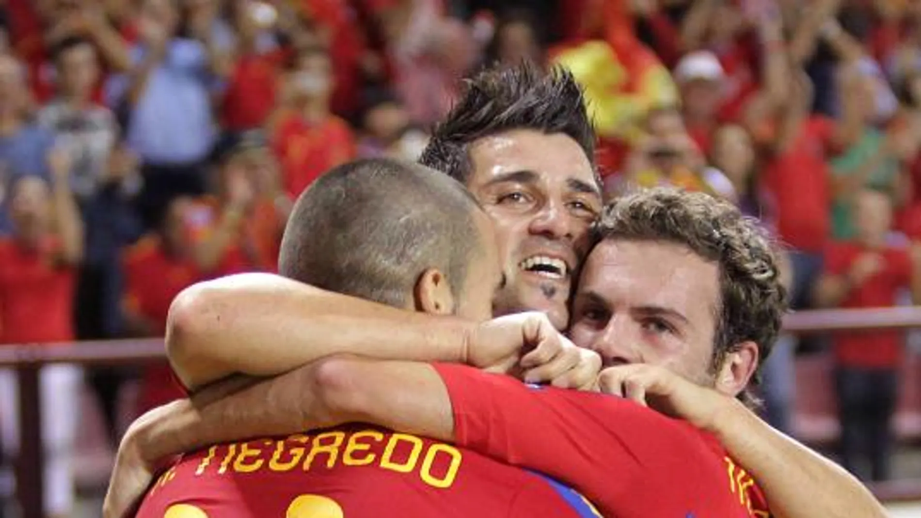 Los delanteros de la selección española de fútbol, Álvaro Negredo, David Villa y Juan Mata (i-d), celebran un gol ante la selección de Liechtenstein