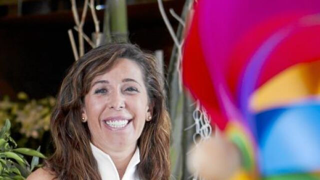 Comprando flores y atendiendo a LA RAZÓN. Así concluyó el último día de trabajo de Alicia Sánchez-Camacho antes de las vacaciones