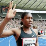 Caster Semenya agradece, levantando el brazo derecho, el apoyo del público del Olímpico de Berlín