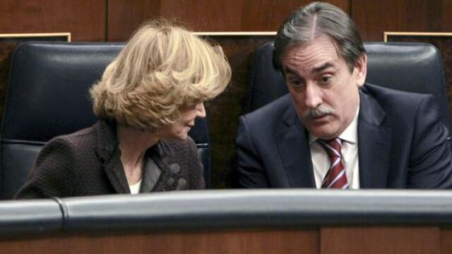 La vicepresidenta segunda del Gobierno y ministra de Economía y Hacienda, Elena Salgado, conversa con el ministro de Trabajo, Valeriano Gómez