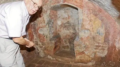 El párroco don Leopoldo de Almodóvar del Campo, ayer, donde nació San Juan de Ávila, muestra el altarcillo en el interior de la casa del santo, delante del que rezaba