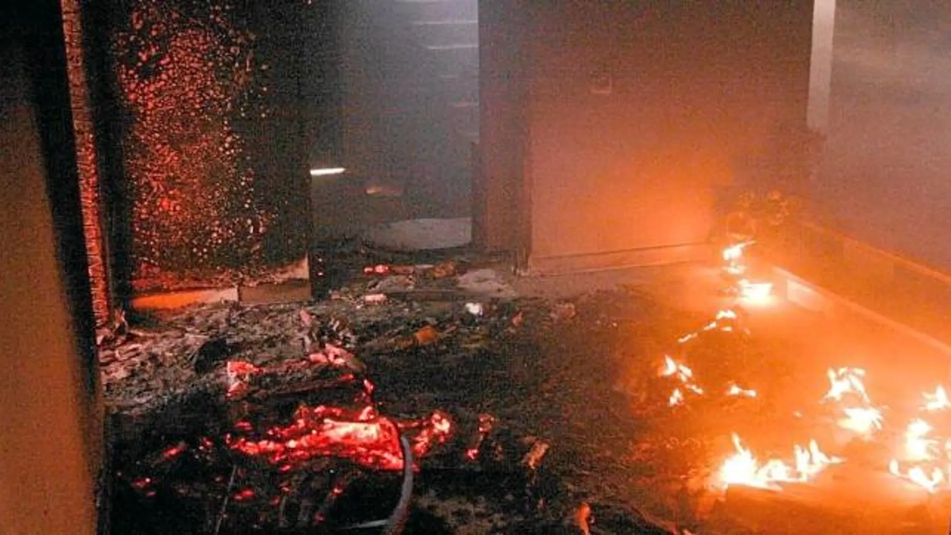Una casa quemándose en Al Qawashi
