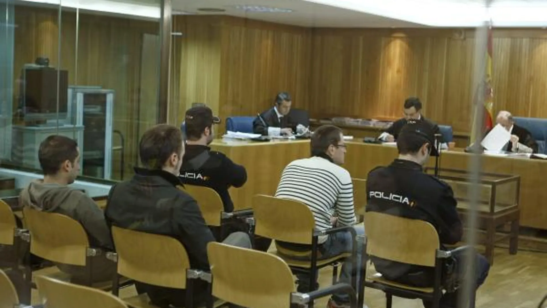 La Audiencia Nacional juzga el pasado 14 de febrero a los presuntos miembros de Segi Alberto Marín, Alexander Gorka Bustinduy y Gaizka Astorkizaga por la colocación en febrero de 2009 de un artefacto explosivo en una entidad bancaria d Bilbeao y por perte