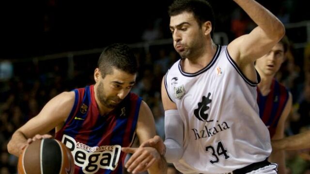 El escolta del Regal FC Barcelona Juan Carlos Navarro (i) avanza con el balón ante el alero griego del Bizkaia Bilbao Basket Kostas Vasileiadis, durante el primer partido de la final de la Liga ACB