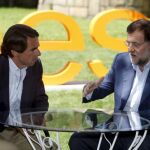 El presidente del Partido Popular, Mariano Rajoy conversa con el ex presidente del Gobierno y el presidente de Honor del PP, José María Aznar.