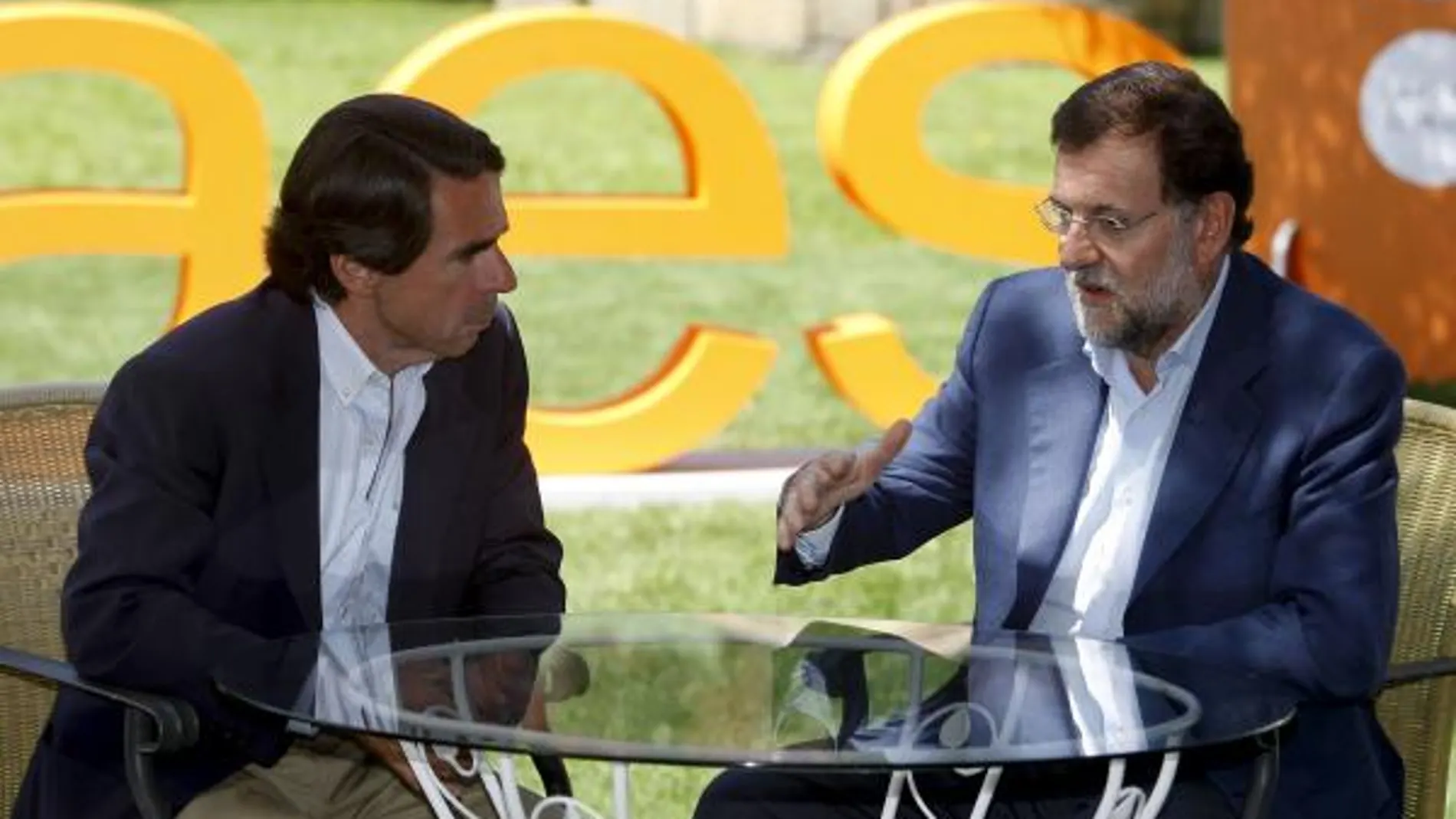 El presidente del Partido Popular, Mariano Rajoy conversa con el ex presidente del Gobierno y el presidente de Honor del PP, José María Aznar.