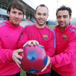 Messi, Iniesta y Xavi posan con un balón con los colores azulgrana. El balón esta tarde será el premio al mejor jugador del mundo