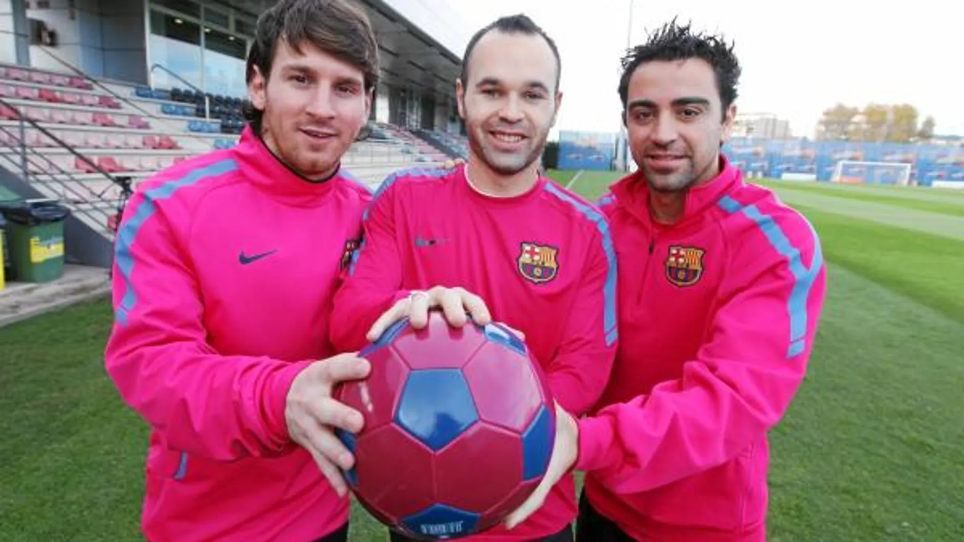 Messi, Iniesta y Xavi posan con un balón con los colores azulgrana. El balón esta tarde será el premio al mejor jugador del mundo