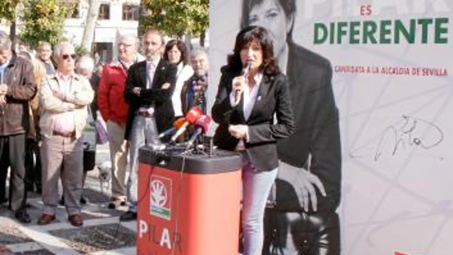 «No me callo, aunque me impidan hablar», aseguró la andalucista, que hizo mención en su discurso a «históricos» de su partido