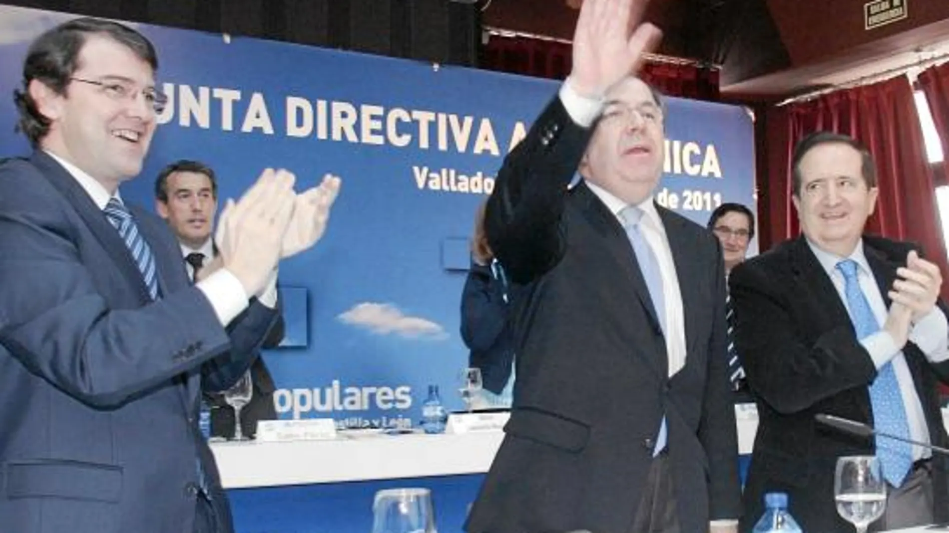 Arriba, Herrera junto al vicepresidente del Senado, Juan José Lucas, el secretario regional del PP, Alfonso Fernández Mañueco y el presidente del PP de Ávila, Antolín Sanz.
