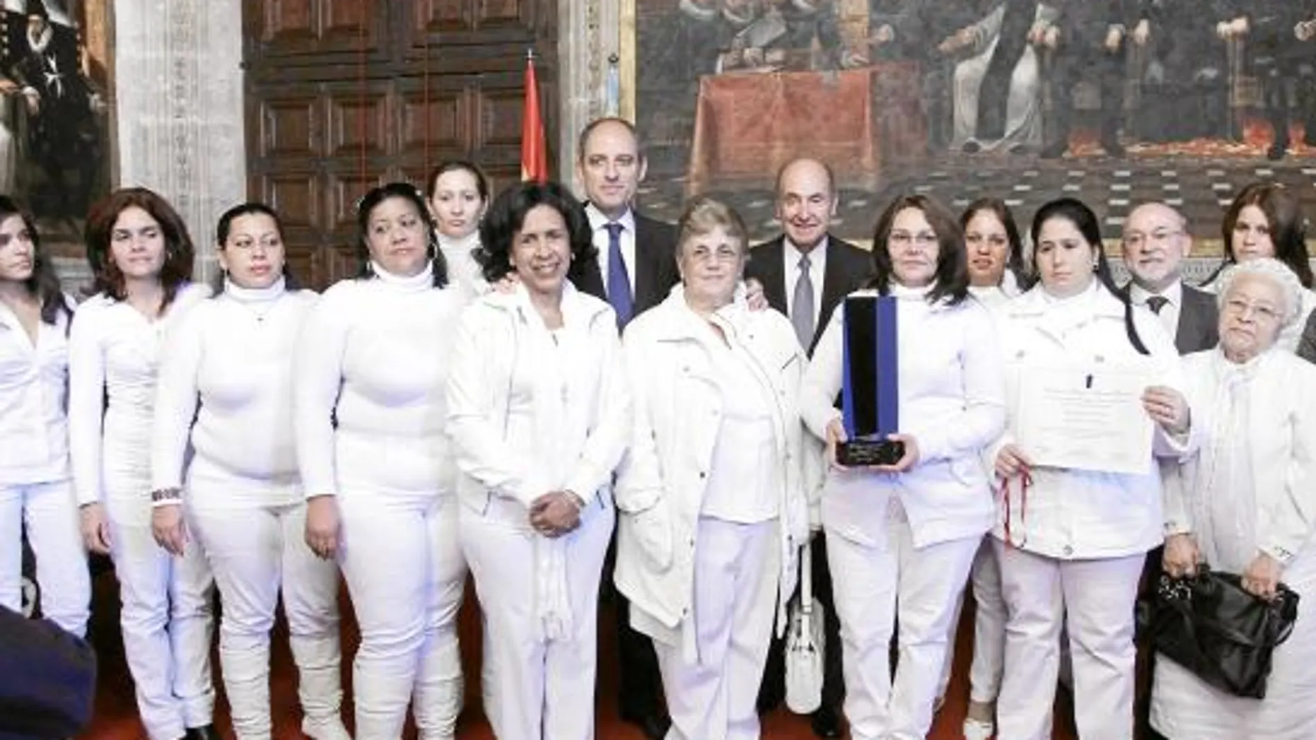 El presidente Camps y el ex diputado, Miquel Roca, con las galardonadas