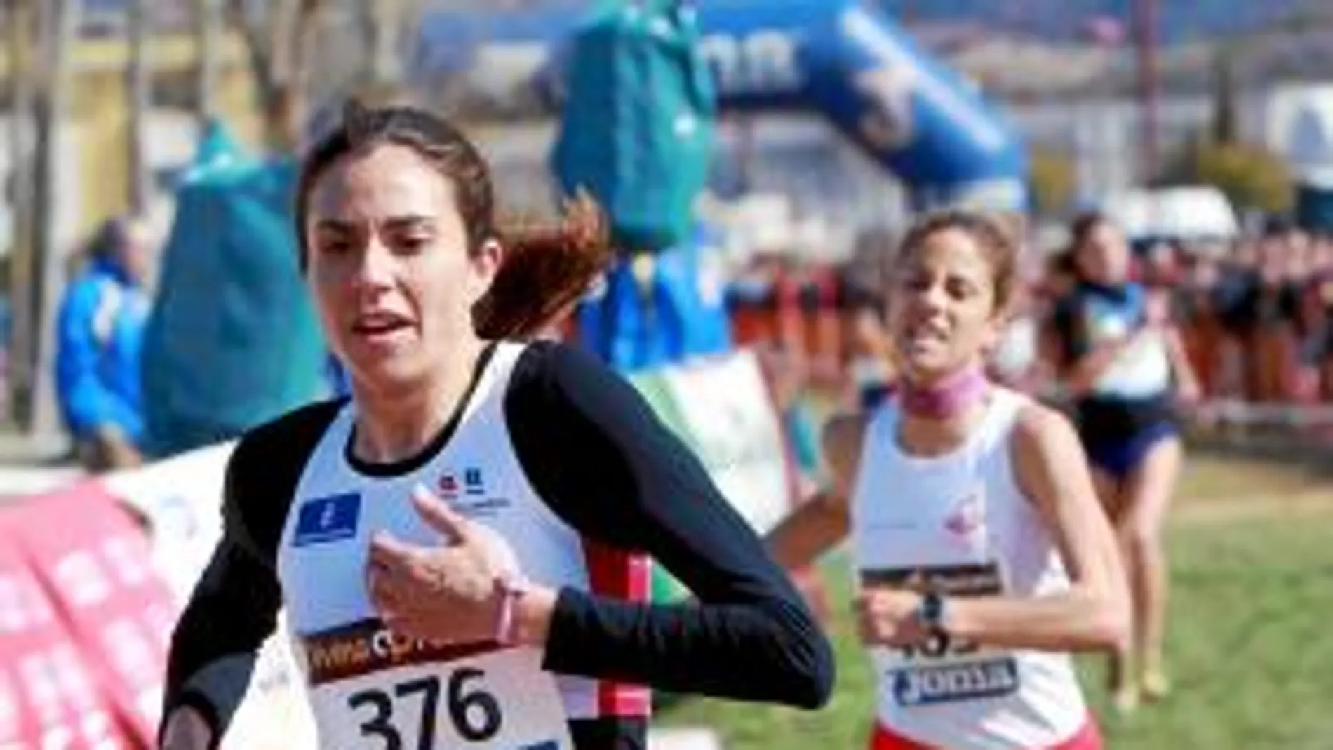 NURIA FERNÁNDEZ atraviesa la meta por delante de Diana Martín, que había ido en cabeza durante toda la carrera