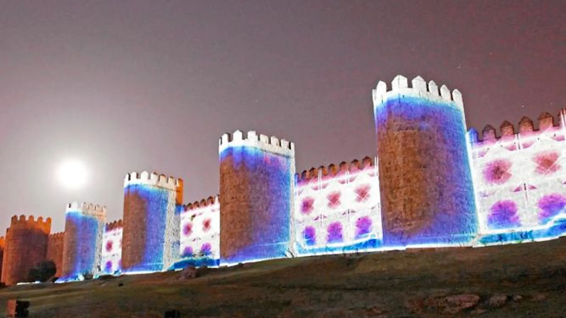 Reclaman que la muralla de Ávila esté encendida «toda la noche»