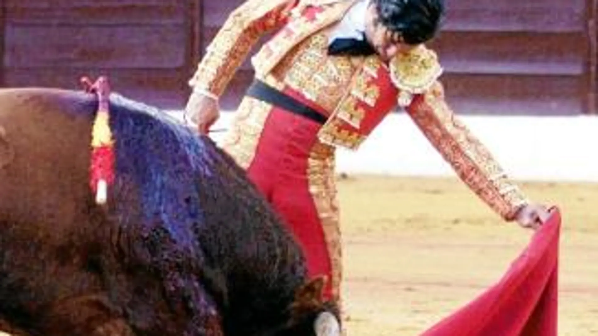 Morante de la Puebla torea por naturales ayer en Olivenza