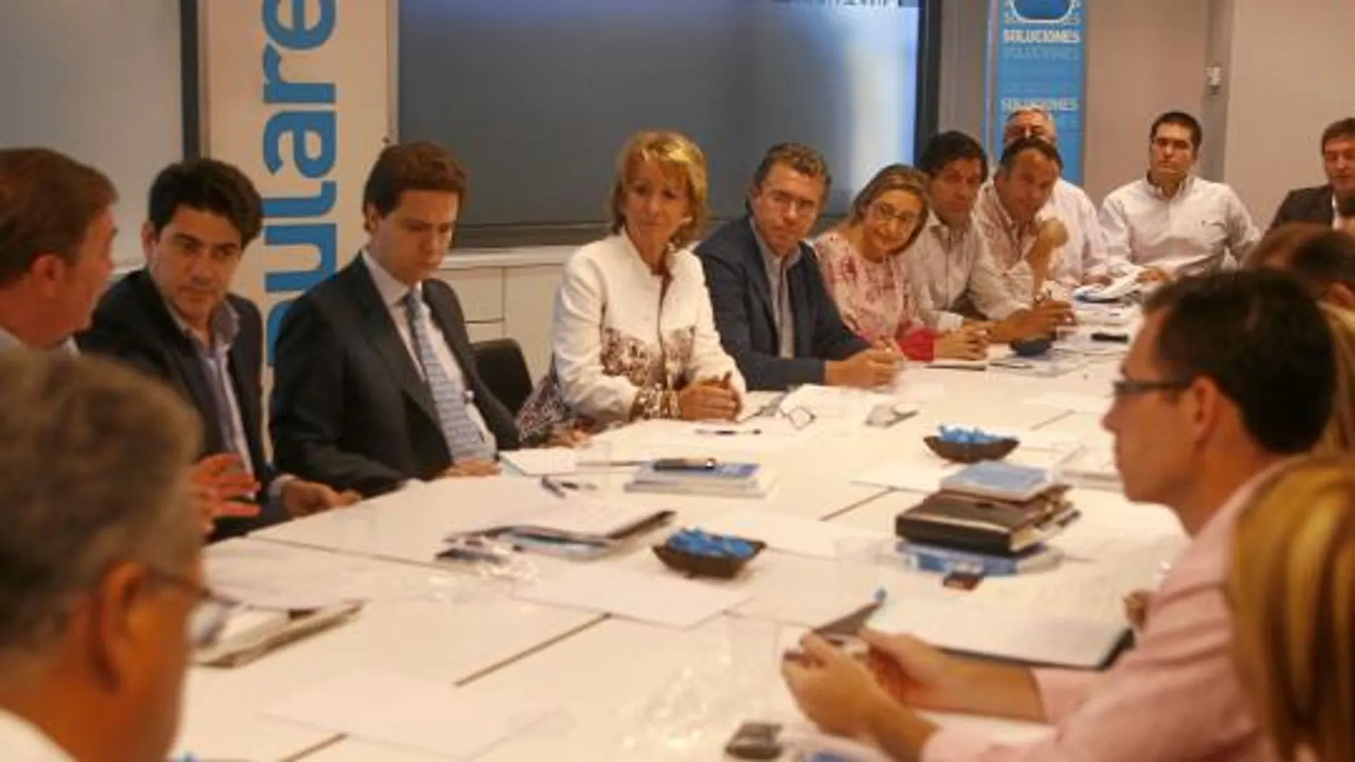 Aguirre y Granados, ayer, junto a los nuevos alcaldes del PP en la Comunidad