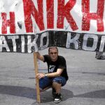 Los griegos se concentraron ayer en Atenas contra los recortes que se aplicarán este año para reflotar las arcas del Estado