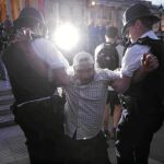 La Policía se lleva a uno de los activistas que ayudó a montar tiendas de campaña en plena Trafalgar Square, ayer por la noche en Londres