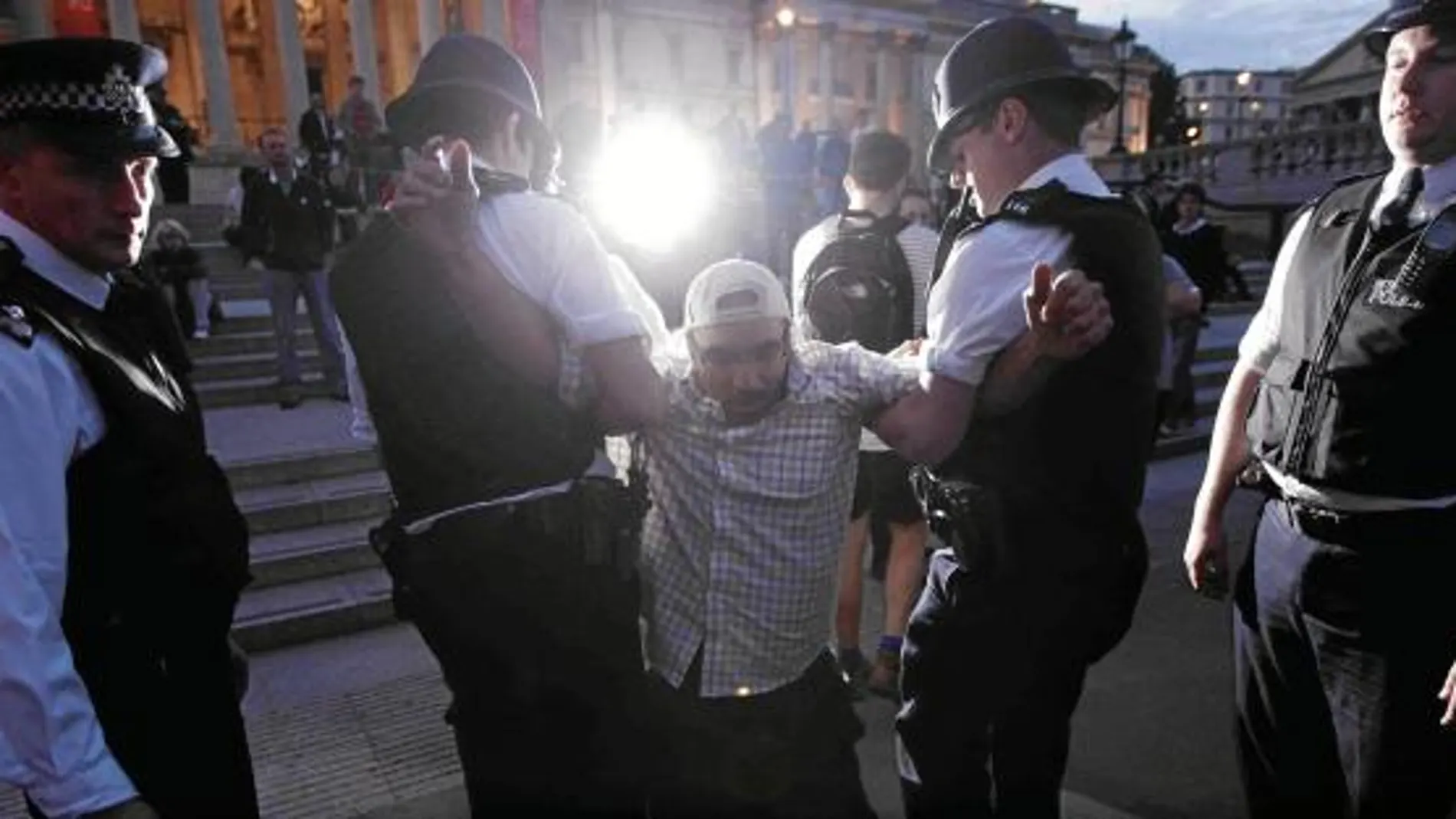 La Policía se lleva a uno de los activistas que ayudó a montar tiendas de campaña en plena Trafalgar Square, ayer por la noche en Londres