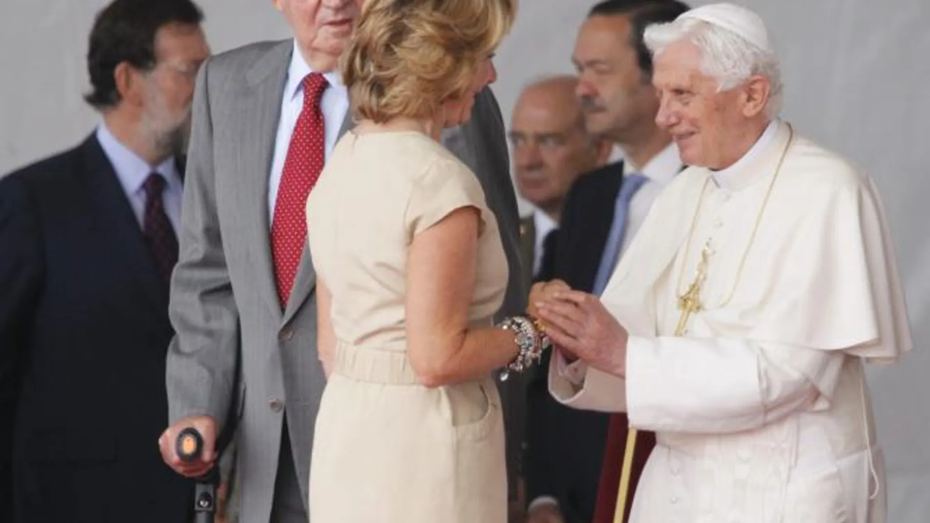 Esperanza Aguirre saluda al Papa