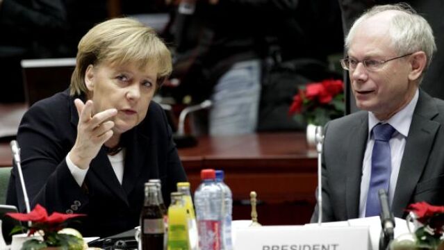 Merkel habla en presencia de Van Rompuy en la reunión de Bruselas