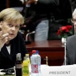 Merkel habla en presencia de Van Rompuy en la reunión de Bruselas