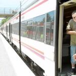 La estación de Castelldefels se reabrió al mediodía. Los trenes se llevaban por delante las flores que vecinos, familiares y amigos habían dejado en el lugar de la tragedia