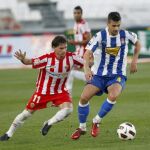 El delantero argentino del Almería, Pablo Piatti (i), se disputa el balón con el centrocampista del Espanyol Javier Márquez (d), durante el partido correspondiente a la vigésimo segunda jornada de Liga en Primera División que ambos equipos disputan en el