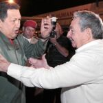 Raúl Castro recibió el miércoles a Chávez en el aeropuerto de La Habana