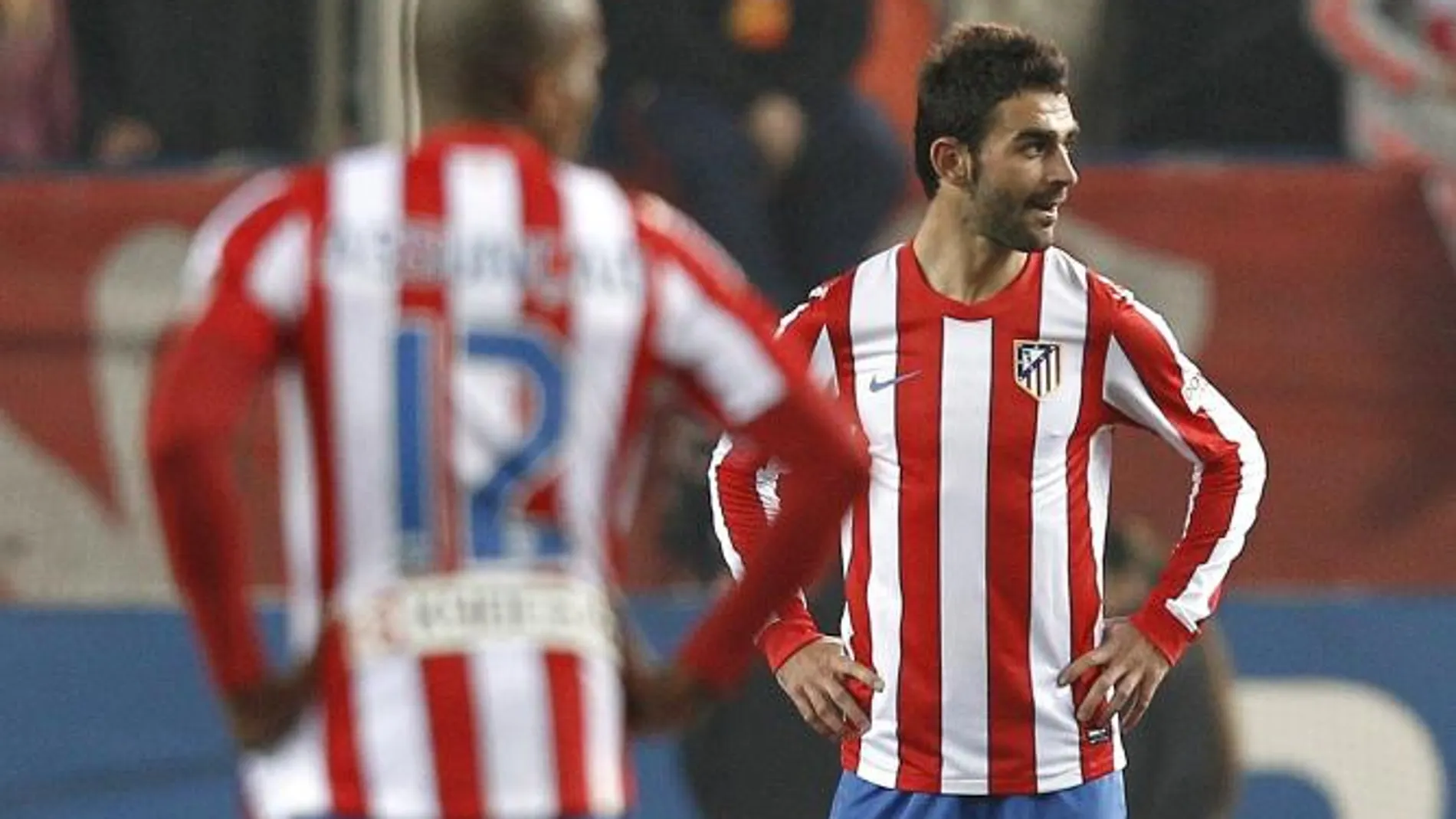 El delantero del Atlético de Madrid Adrián López se lamenta durante el partido