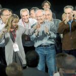 Todo el PSC cantó y bailó ayer en la clausura de su conferencia en L'Hospitalet, a petición de Montilla
