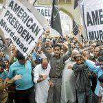 Un grupo de musulmanes indios protesta, ayer, en Lucknow por la visita del presidente Obama
