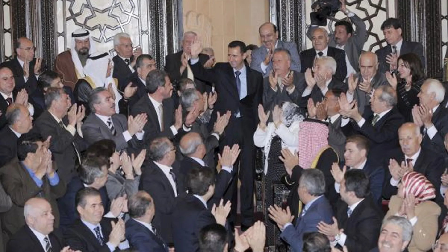 Al Asad, a la entrada al Parlamento sirio donde pronunció su discurso