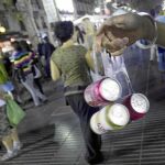 Barcelona prohibirá beber alcohol en la vía pública sea cual sea el envase