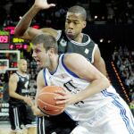 Velickovic, que sólo anotó tres puntos ante el Bizkaia Bilbao Basket, trata de sortear la defensa de Chris Warren