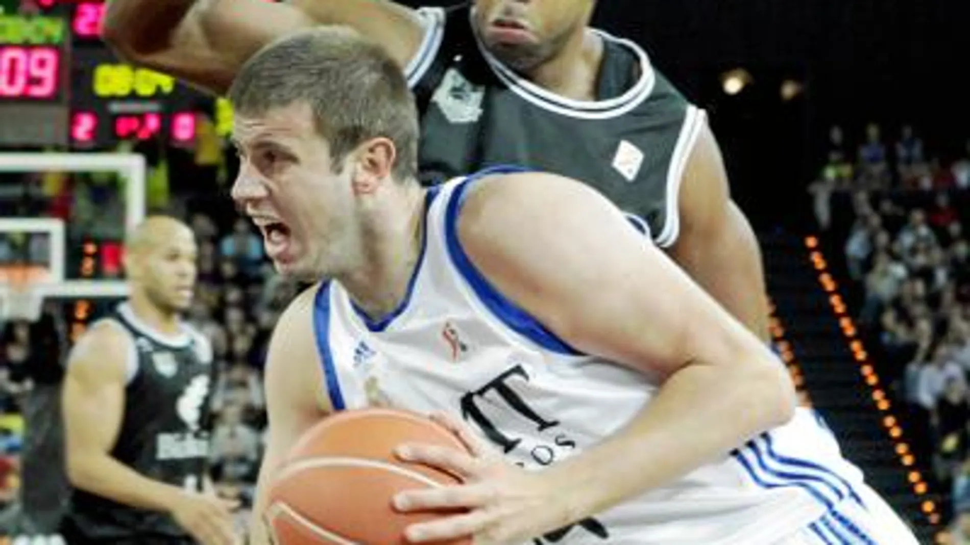 Velickovic, que sólo anotó tres puntos ante el Bizkaia Bilbao Basket, trata de sortear la defensa de Chris Warren