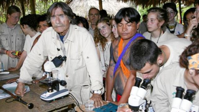 Miguel de la Quadra Salcedo, con un grupo de jóvenes de la Ruta Quetzal BBVA