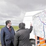 Antonio Silván escucha las explicaciones de un técnico durante su visita a las obras de mejora de la CL-605, en Segovia.