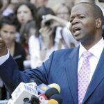El abogadado de la camarera, Kenneth Thompson, se dirige a los periodistas para reiterar la versión de su cliente