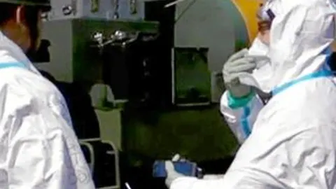 Miembros de las Fuerzas de Defensa japonesas se dispone a rociar con agua de mar el reactor 3, ayer, en la central de Fukushima Dai-ichi