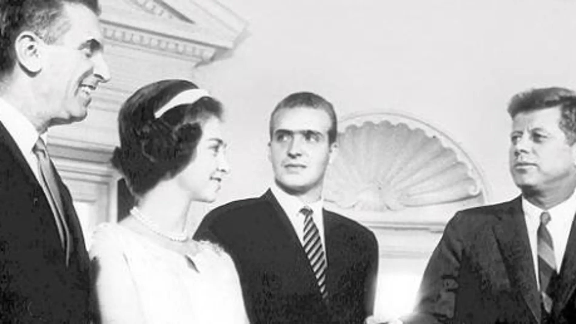 En el despacho oval: Los Príncipes, acompañados del embajador Antonio Garrigues, charlan con John F. Kennedy