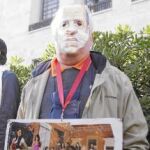 Un hombre protesta contra Berlusconi ante el tribunal de Milán