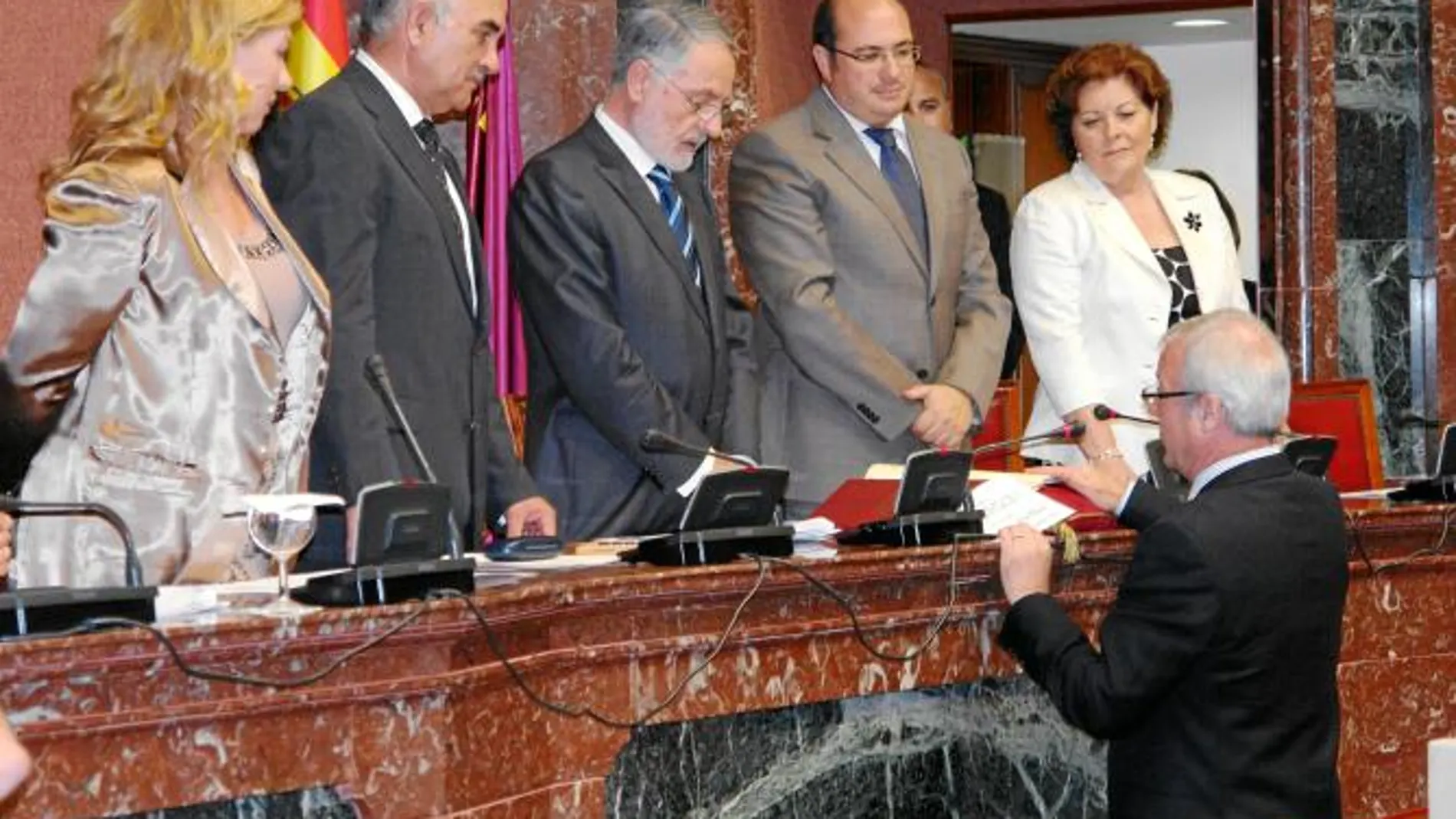 Fernández-Delgado, Garre, Celdrán, Sánchez y Rosique, que componen la nueva Mesa, escuchan atentos el juramento de Valcárcel