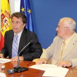 El conseller de Sanidad, Manuel Cervera, junto al director del CEAM, Millán Millán, ayer durante la presentación del plan contra el calor