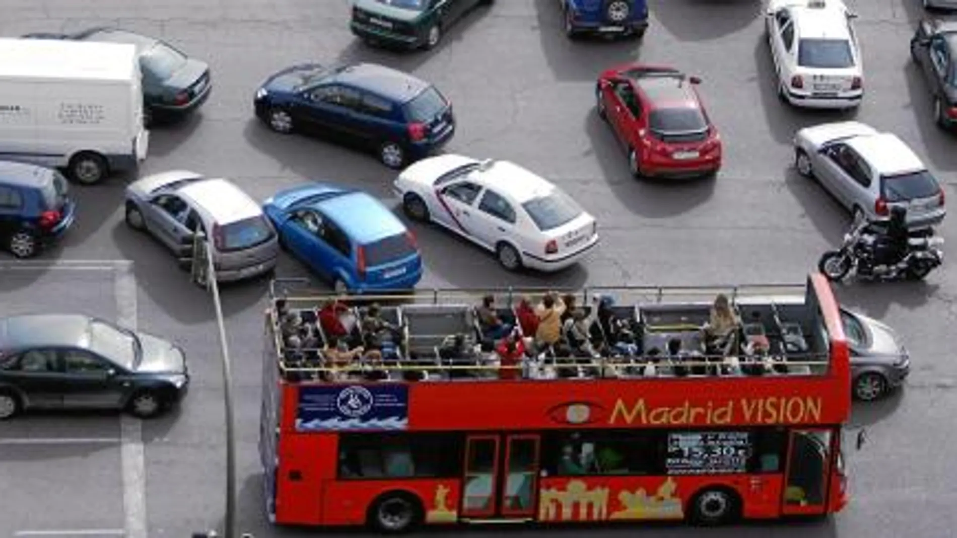 Los «descapotables rojos» circularán hoy por las calles madrileñas con sus dos rutas habituales
