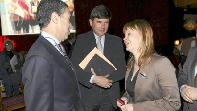 La ministra de Sanidad, Leire Pajín, conversa con los exministros Eduardo Zaplana y Manuel Pimentel